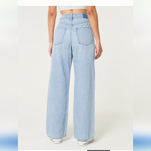 Hollister Ultra High-Rise Lightweight Light Wash Baggy Jeans. - Picture 3 of 5